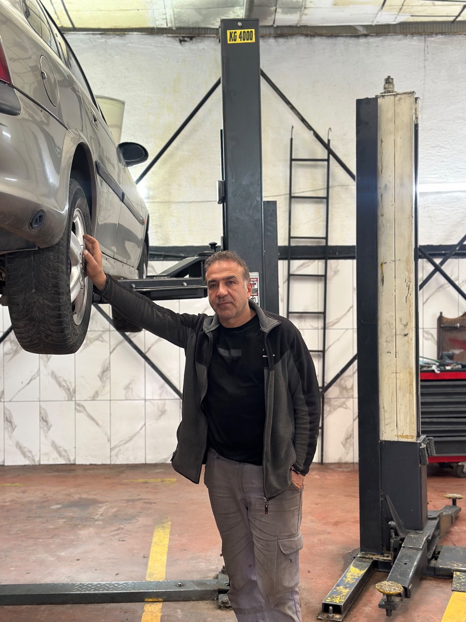 Tuncay Usta liftteki aracı incelerken